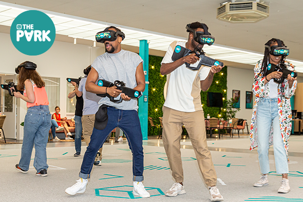 Vrienden die samen een Virtual Reality ervaring spelen